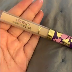 Tarte creaseless concealer shade 325 medium sand
